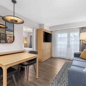 Queen Suite Mobility accessible